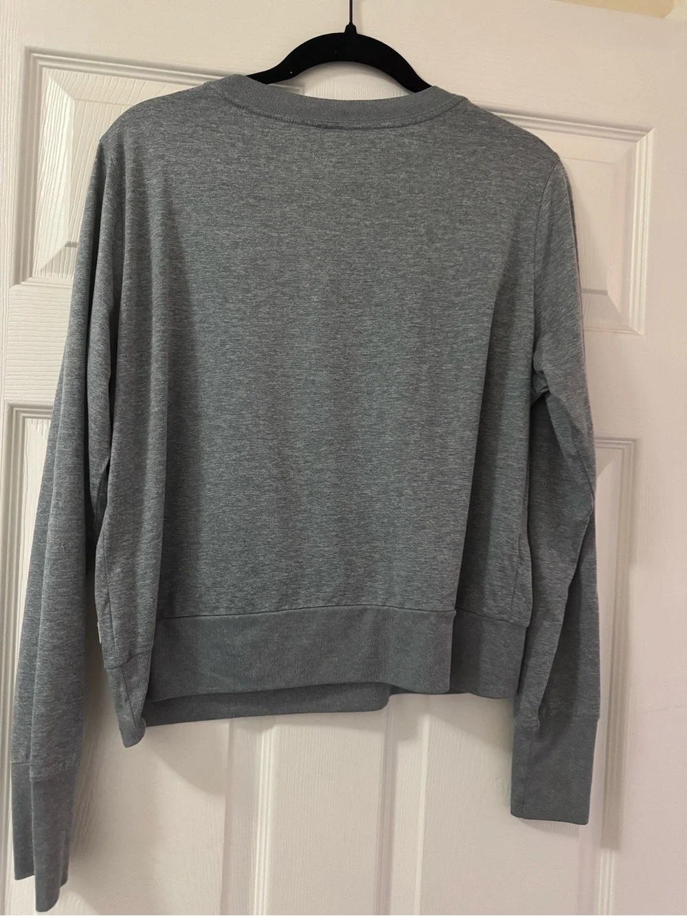 Vuori athletica Women's Gray Long Sleeve Crew Sweatshirt - Picture 3 of 3
